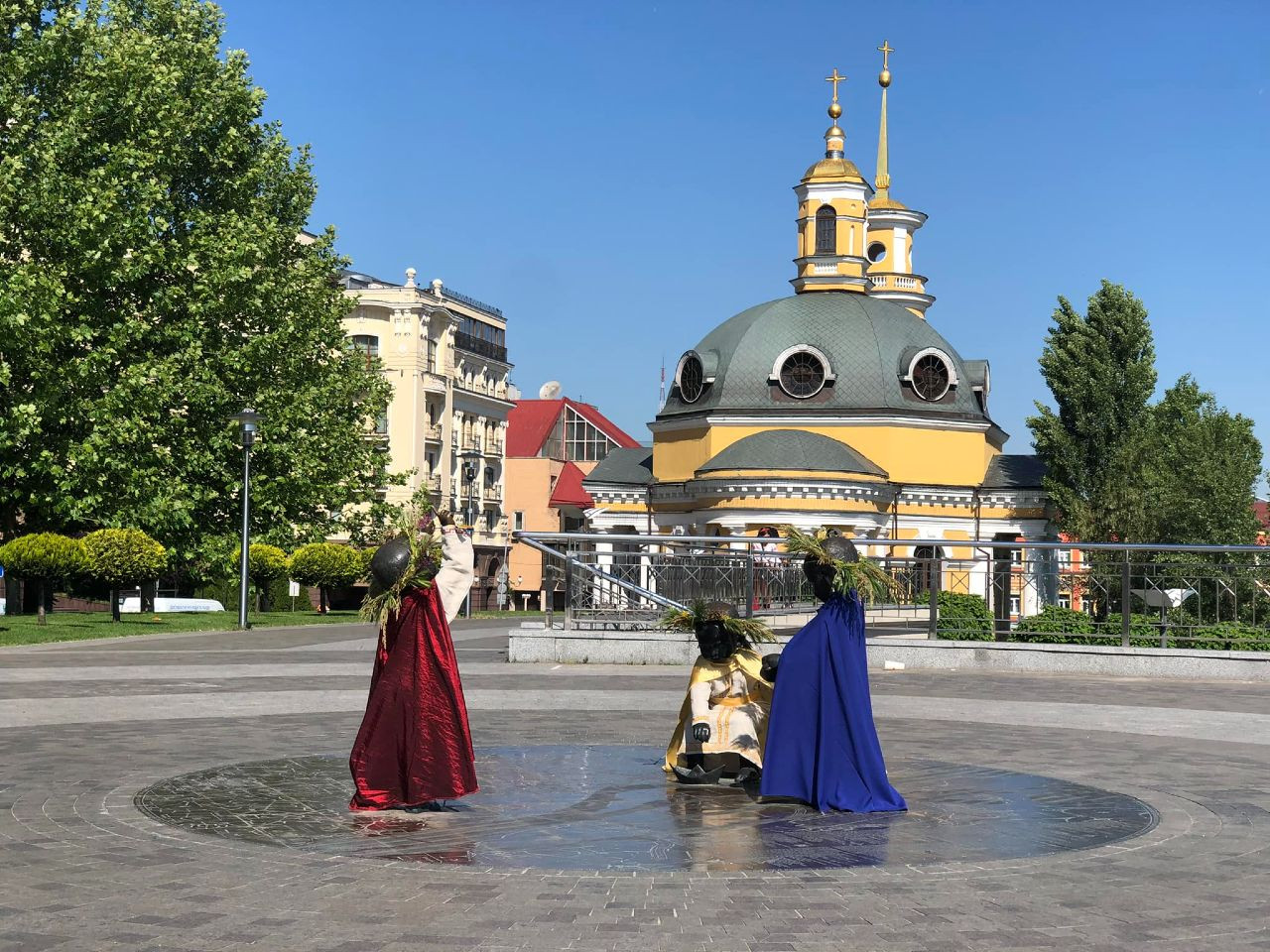 Малюків-засновників Києва одягнули у князівські шати - 2 - зображення
